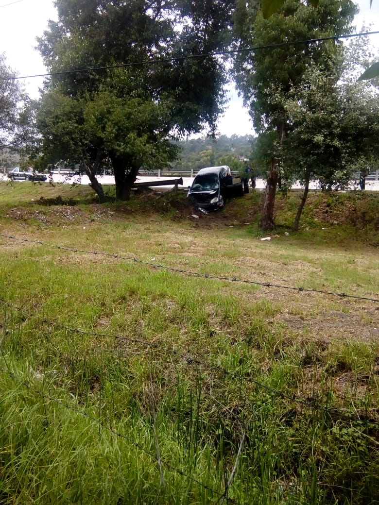 Auto da volteretas en la vía Tlaxcala-Texmelucan
